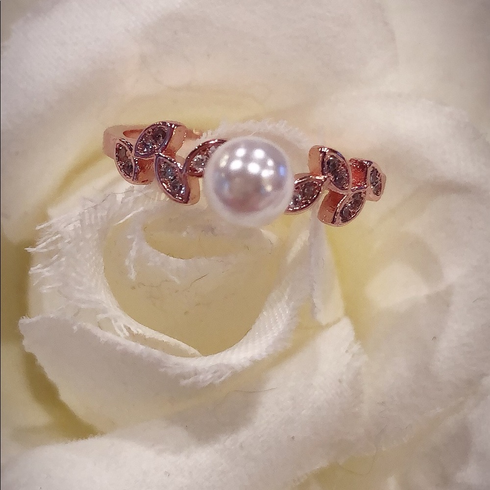 5/$75 Pearl & Rose Gold Fashion Ring - Picture 2 of 6